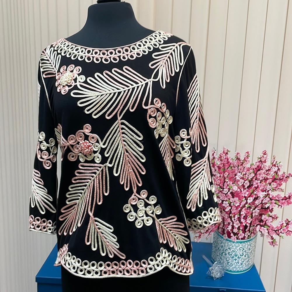 Simply stunning blouse ribbon-embroidered, very good gently used condition